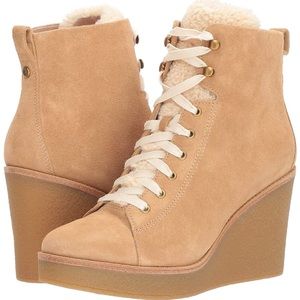 Woman’s kiernan ugg boots size 9.5